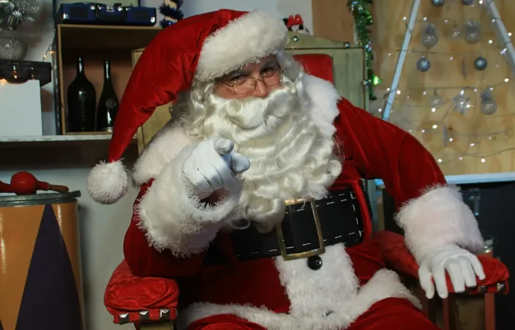 How to Pick the Right Velvet Santa Costume for Outdoor Events